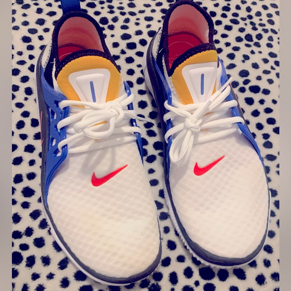 Nike acalme brand new SIZE 10